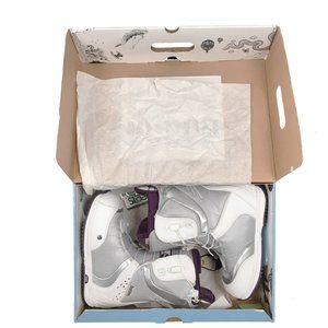 NEW $280 Burton Axel Womens Snowboard Boots!  Silver & White  Size 5  Blemishes